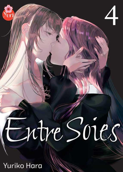 couverture d'entre soies tome 4, Ayane et Hana s'enlacent et s'embrassent